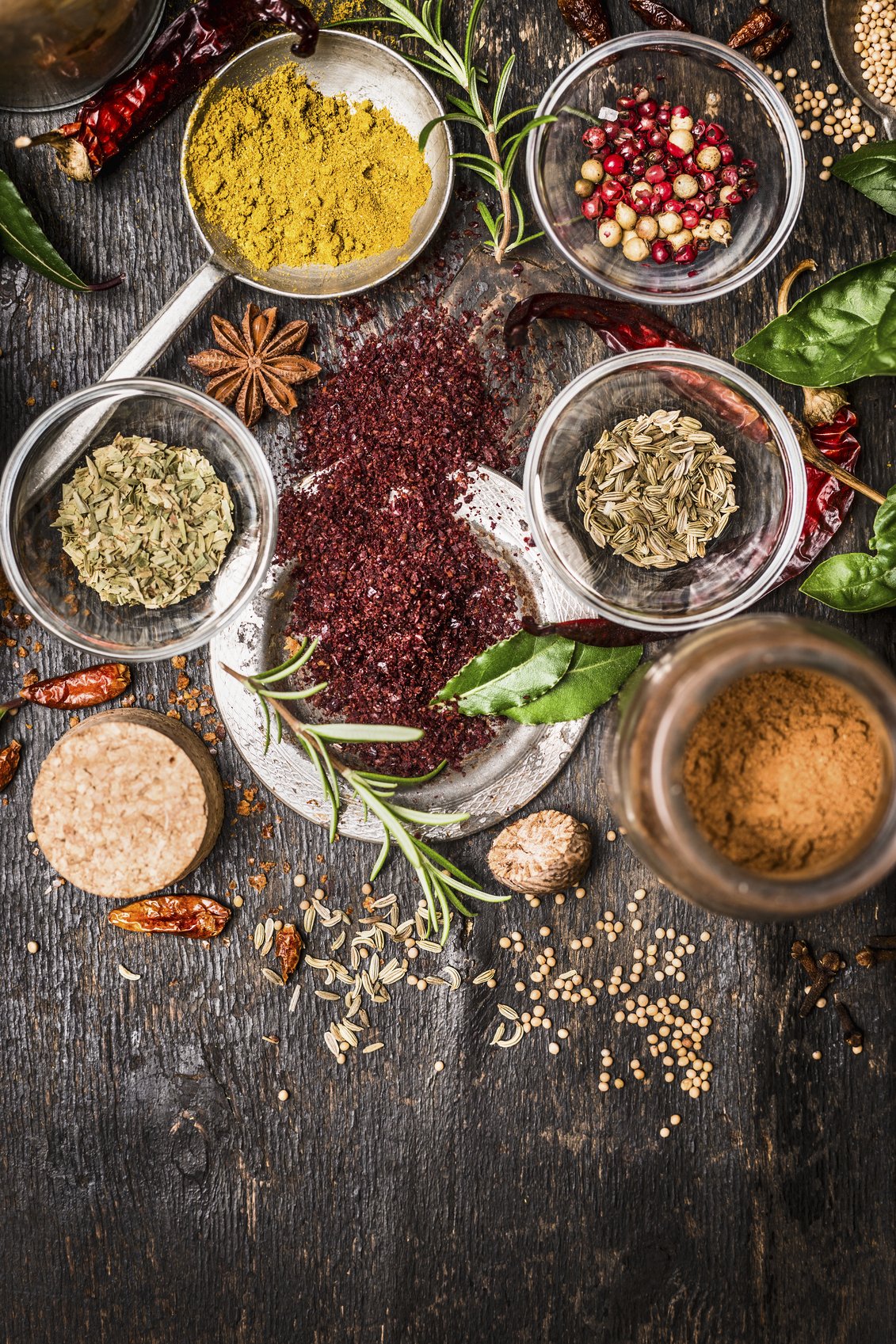 Специи на темном фоне