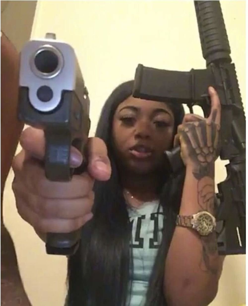 Нигер с пистолетом