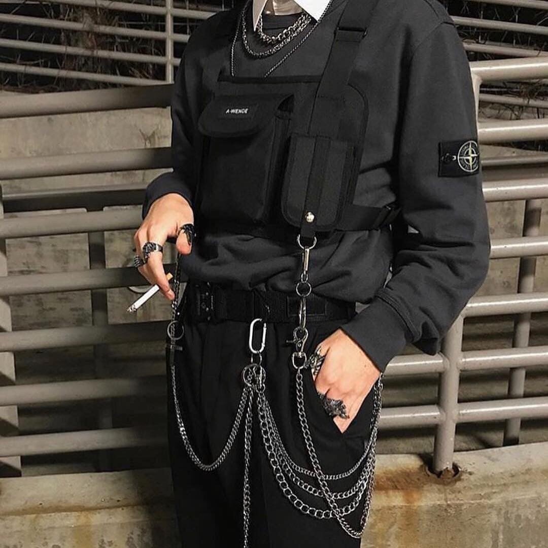 Черный костюм с цепочкой