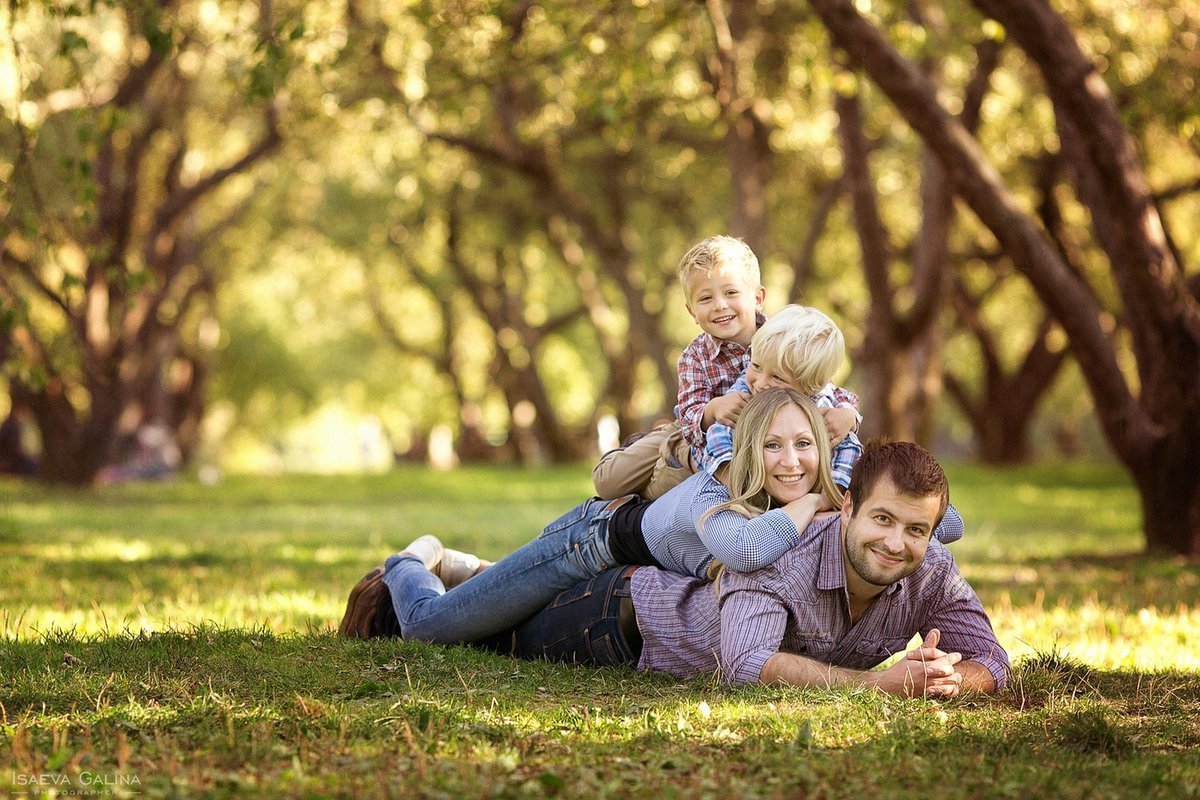 Семейная фотосессия на природе летом