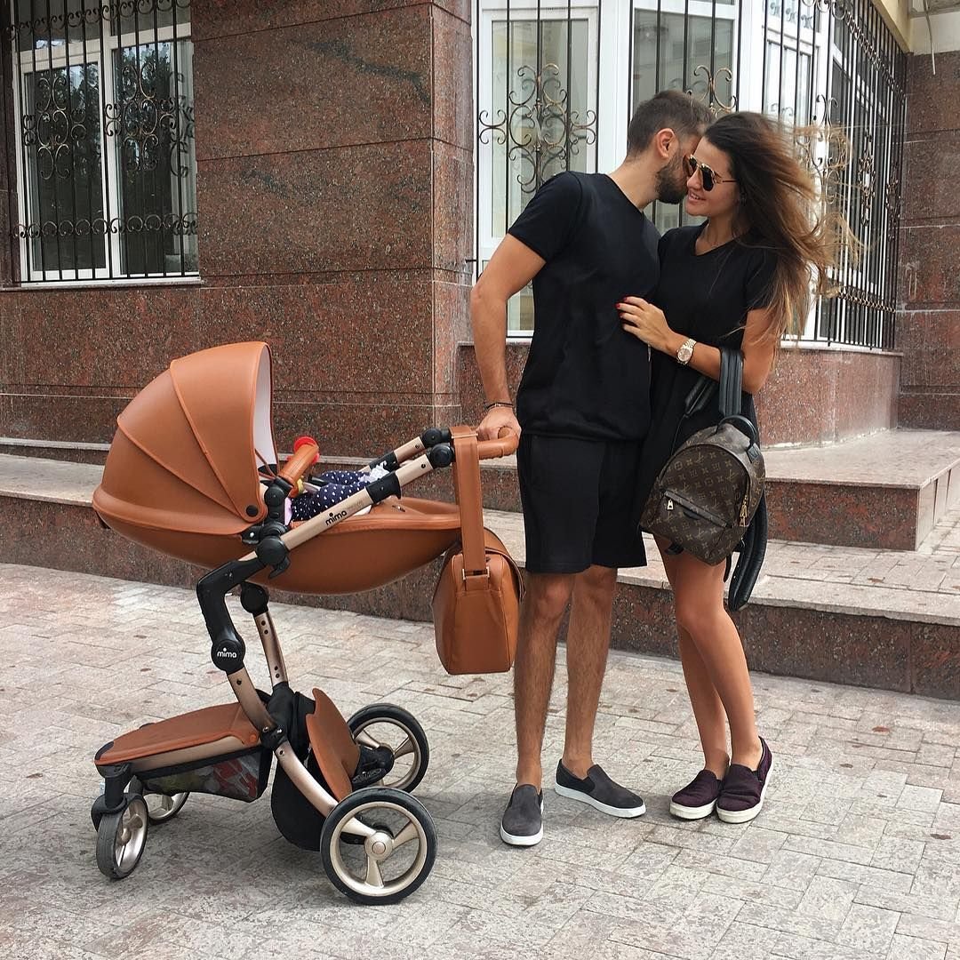 Стильная мама с коляской