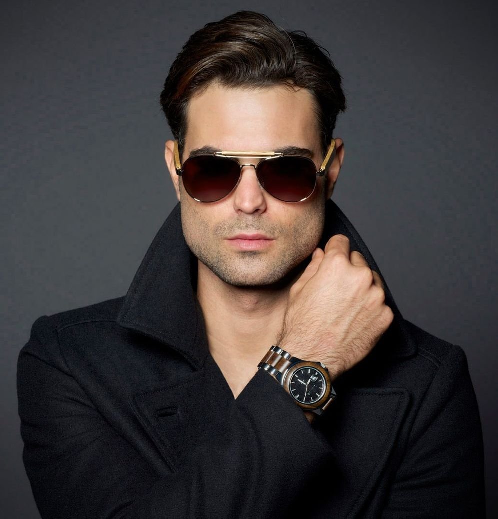 Парень в темных очках