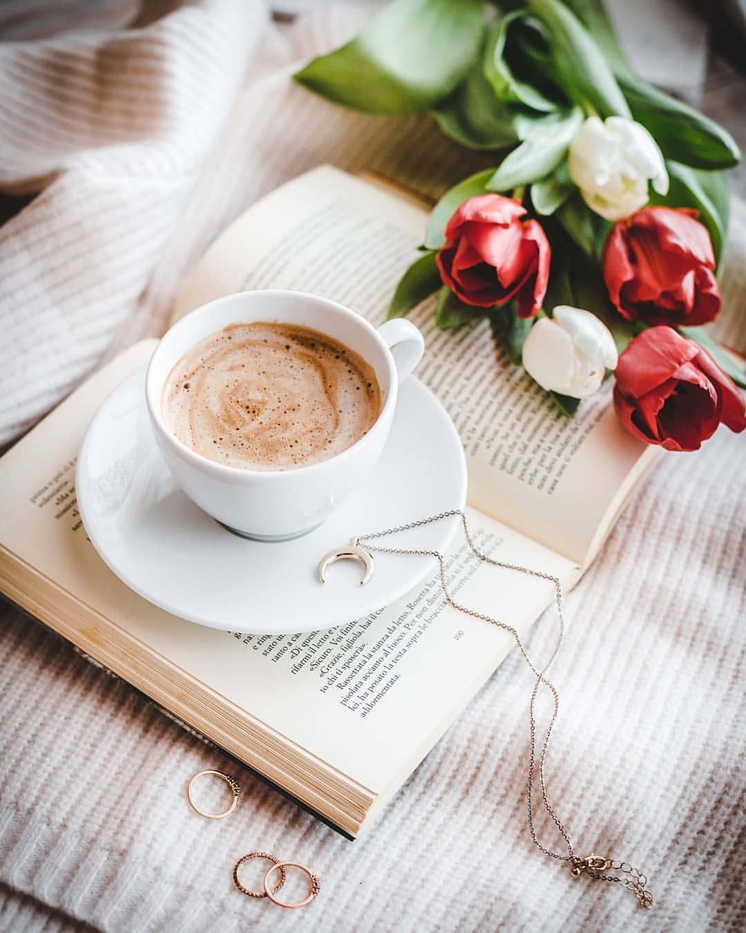 Чашечка кофе на столе