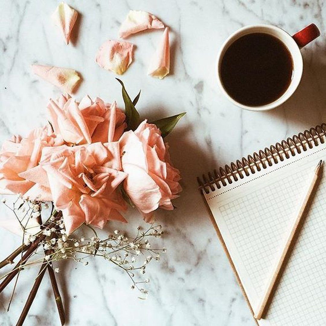 Цветы на столе Эстетика