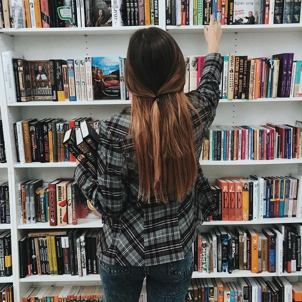 Девушка с книгой со спины