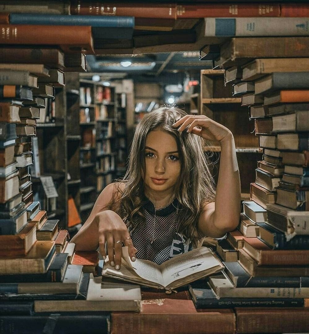 Девушка с книгой