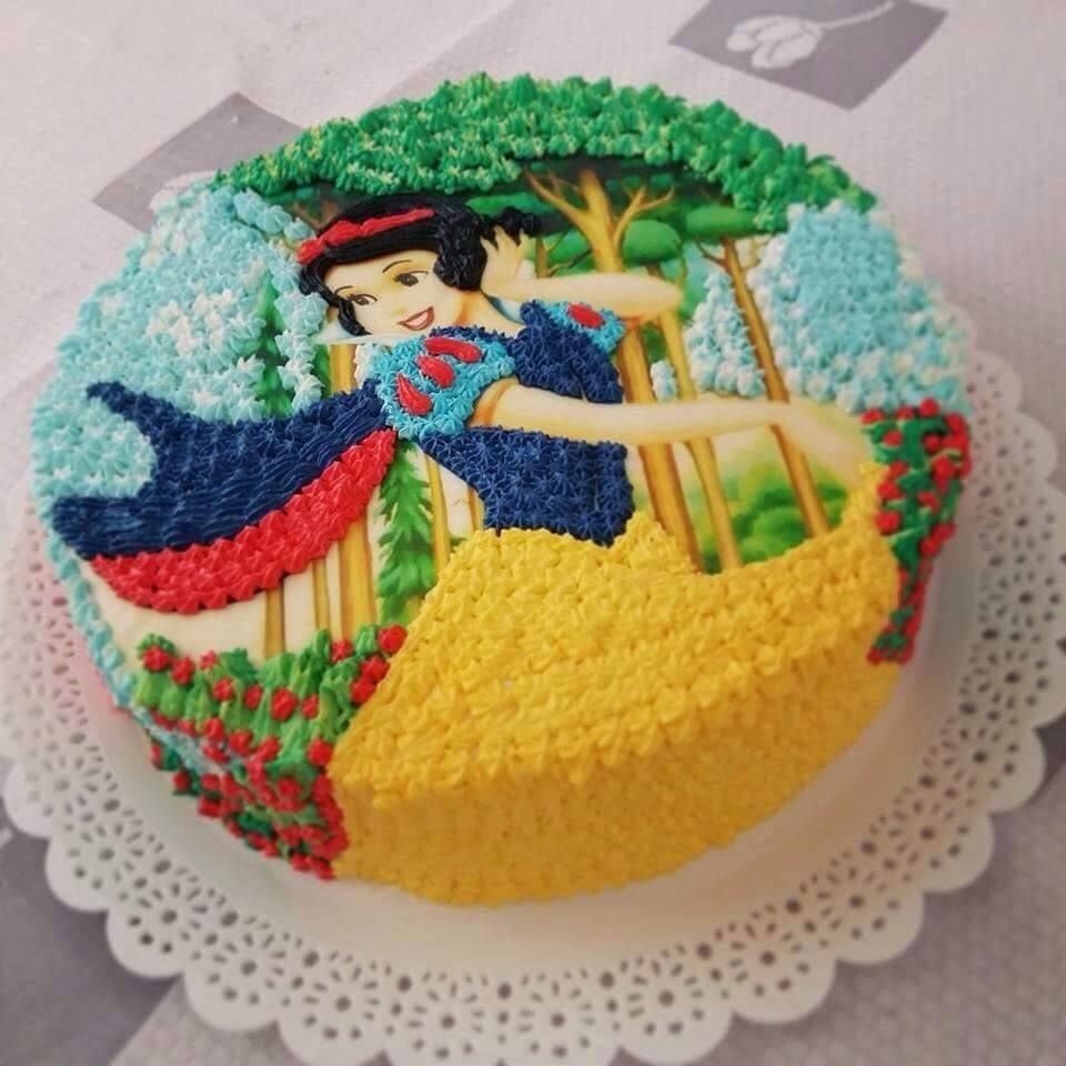 Принцесса Белоснежка на белом фоне