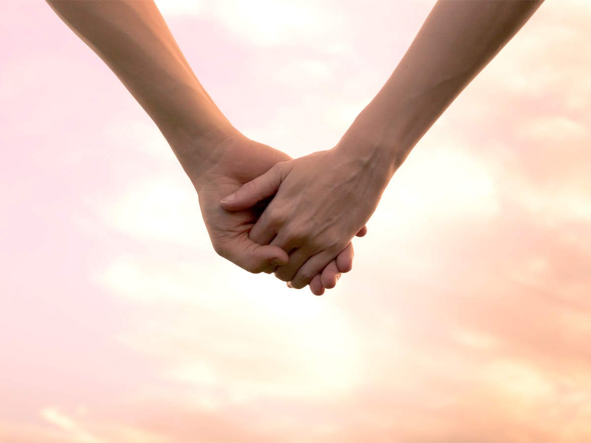 Две руки держатся