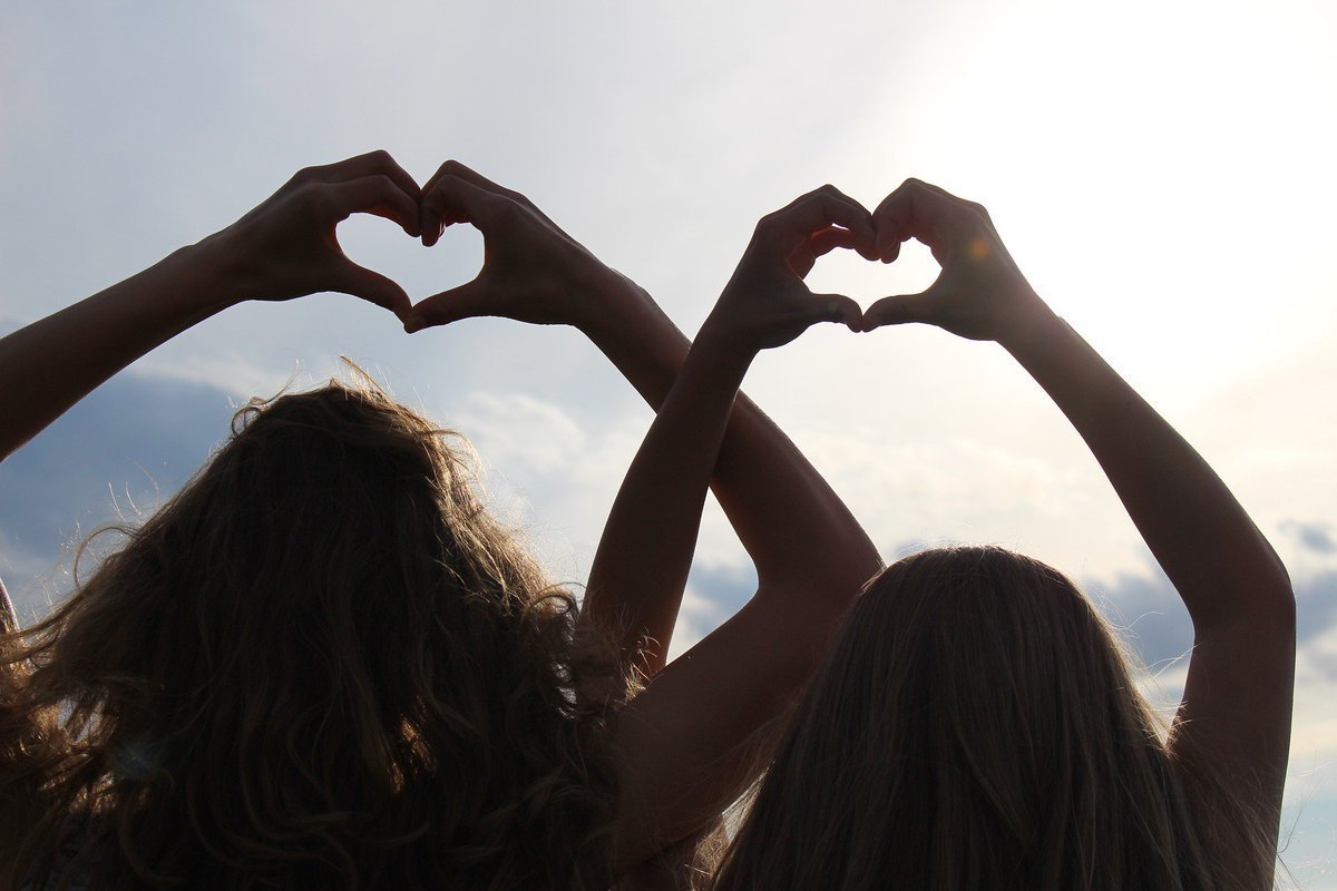 Сердечко из рук с подругой