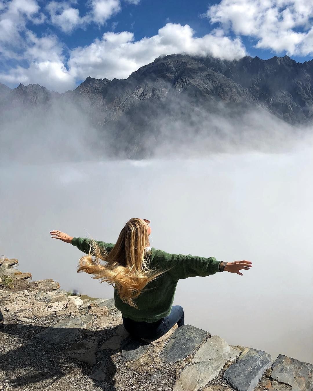 Девушка с расправленными руками