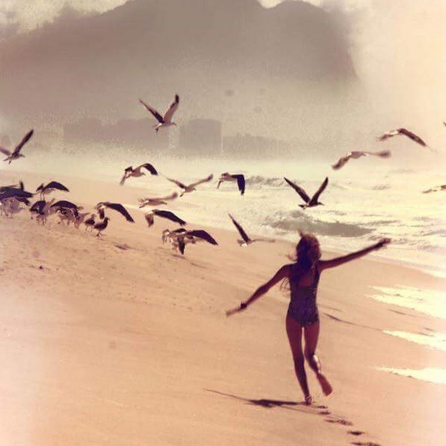 Девушка летит