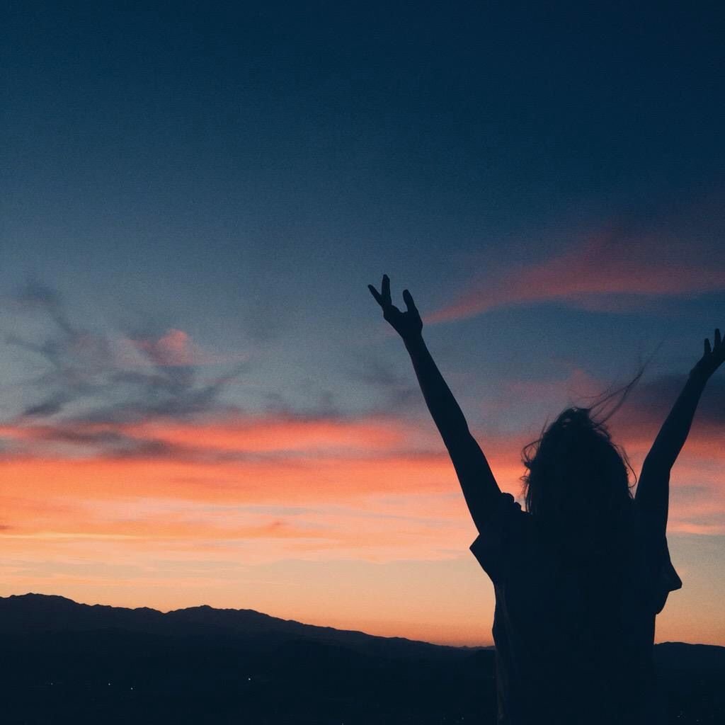 Девушка летит