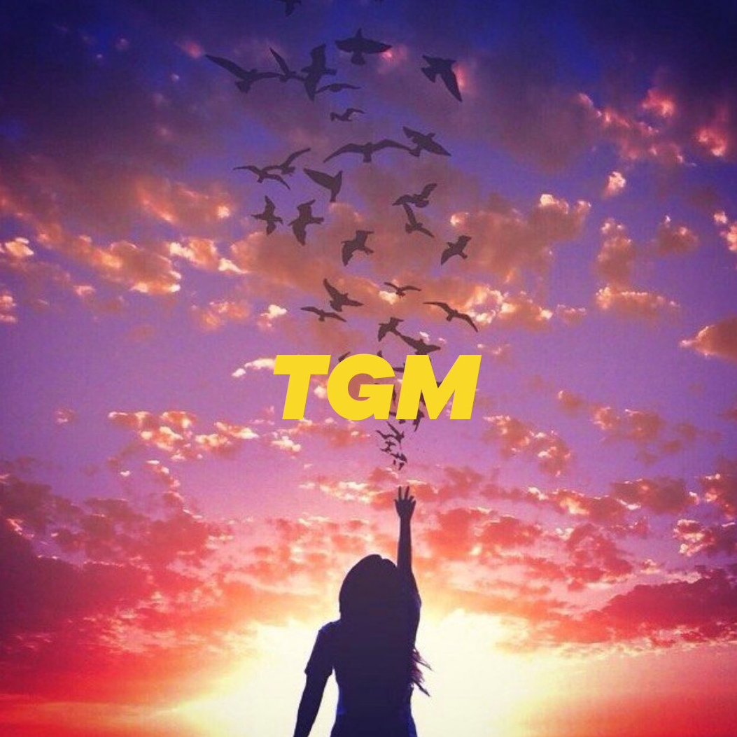 Девушка с поднятыми руками