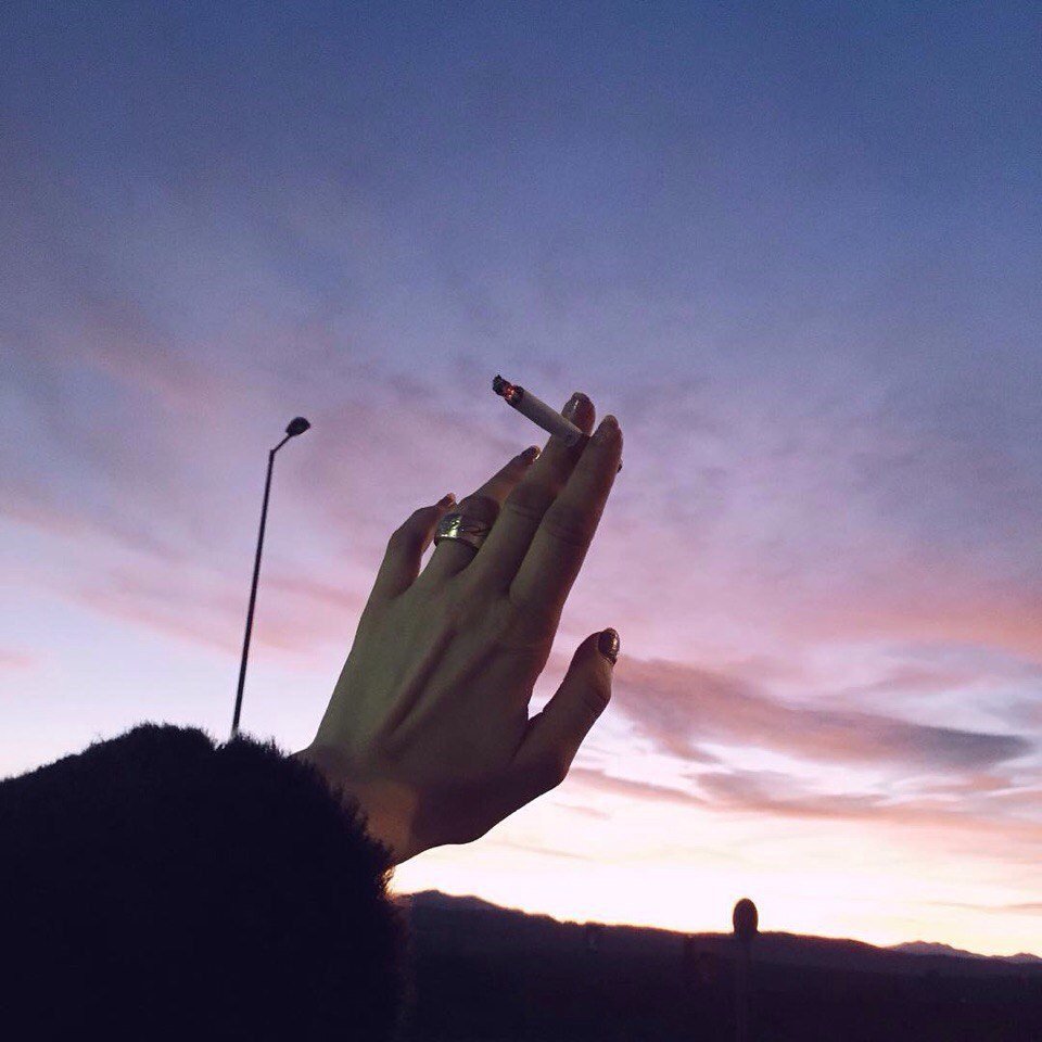 Девушка над обрывом