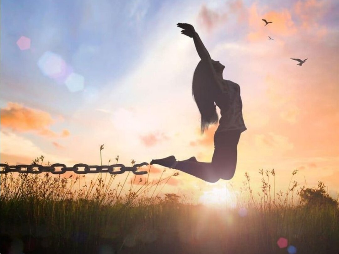 Девушка выпускает птицу