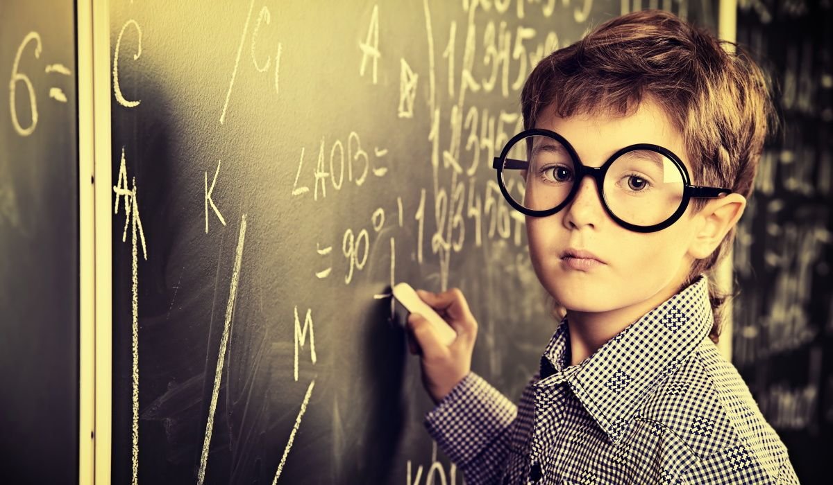 Умный мальчик в очках