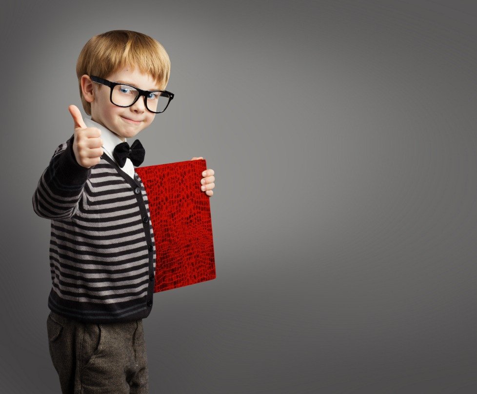 Мальчик с умным видом