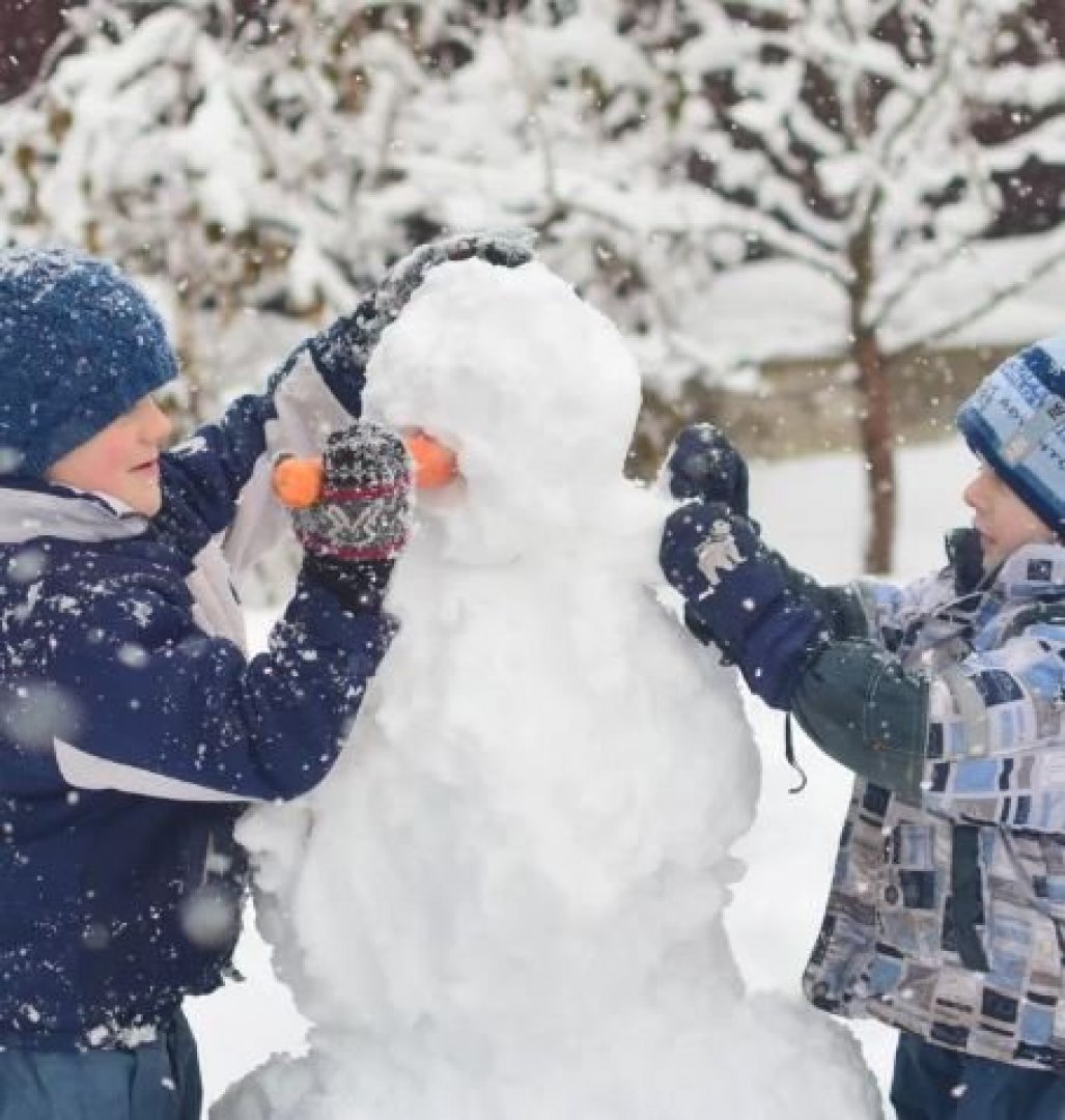Дети лепят снеговика