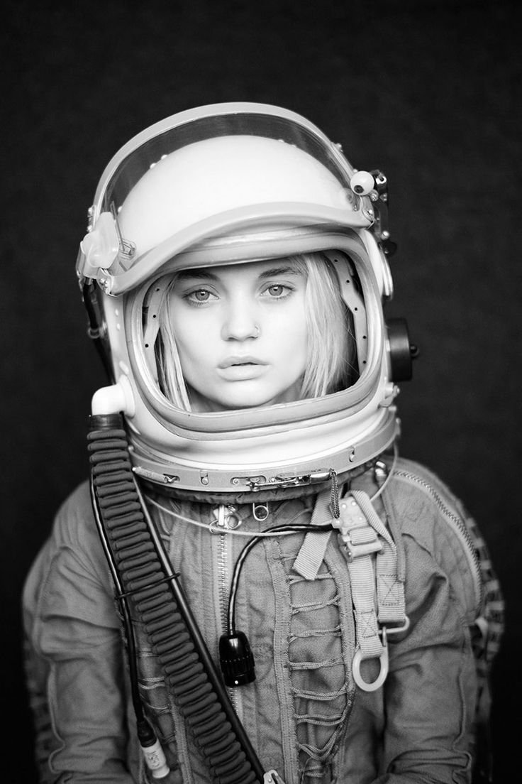 Девушка в скафандре