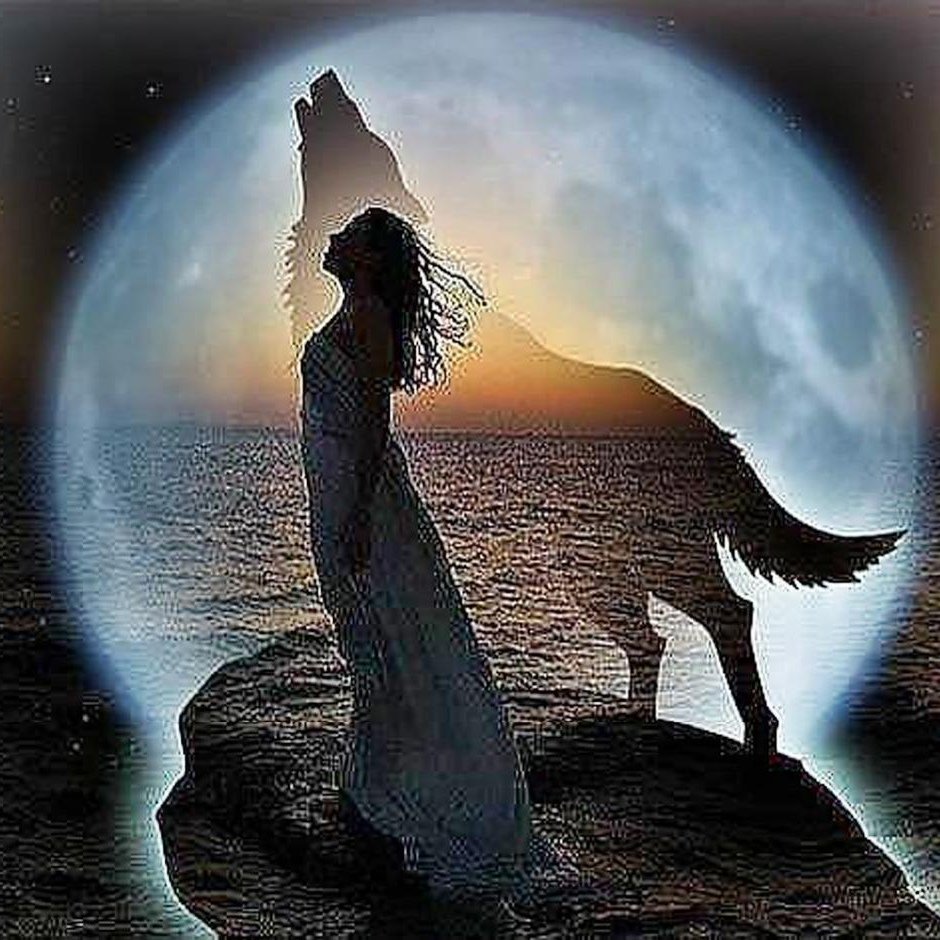 Девушка волчица воет на луну