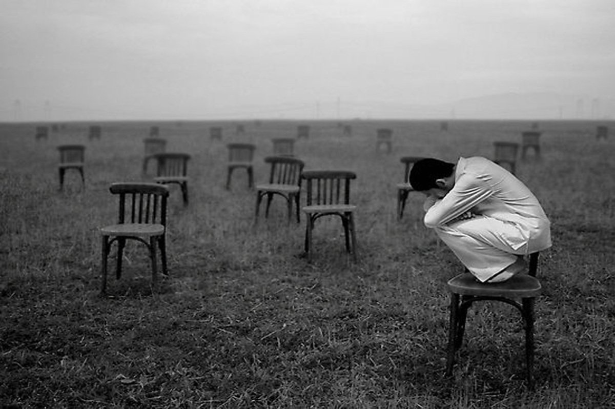 Одинокая девушка у моря