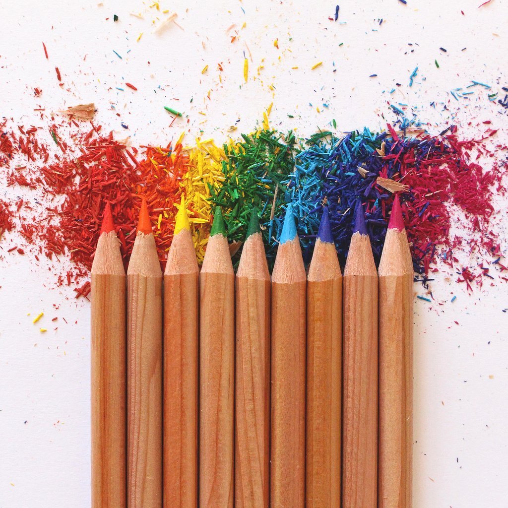 Карандаши в ряд на прозрачном фоне