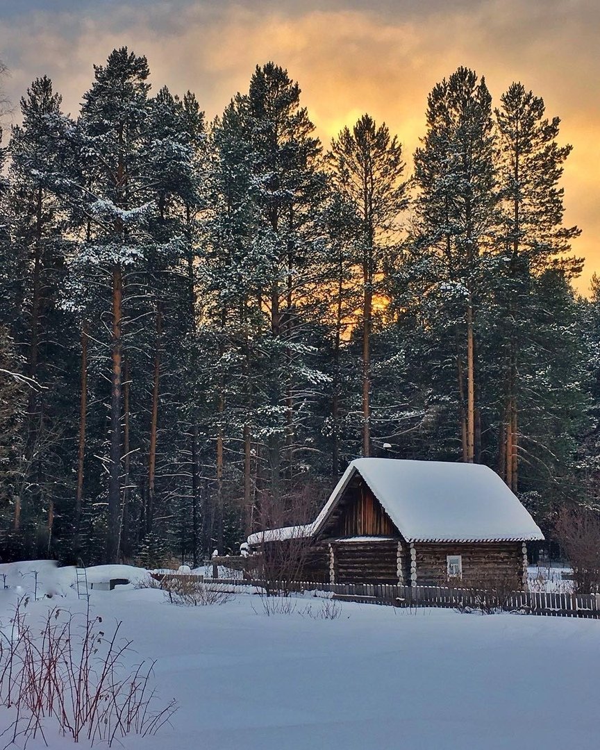 Деревенский домик зимой