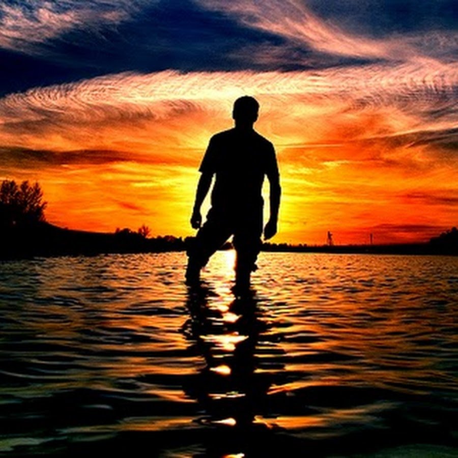 Силуэт парня на море