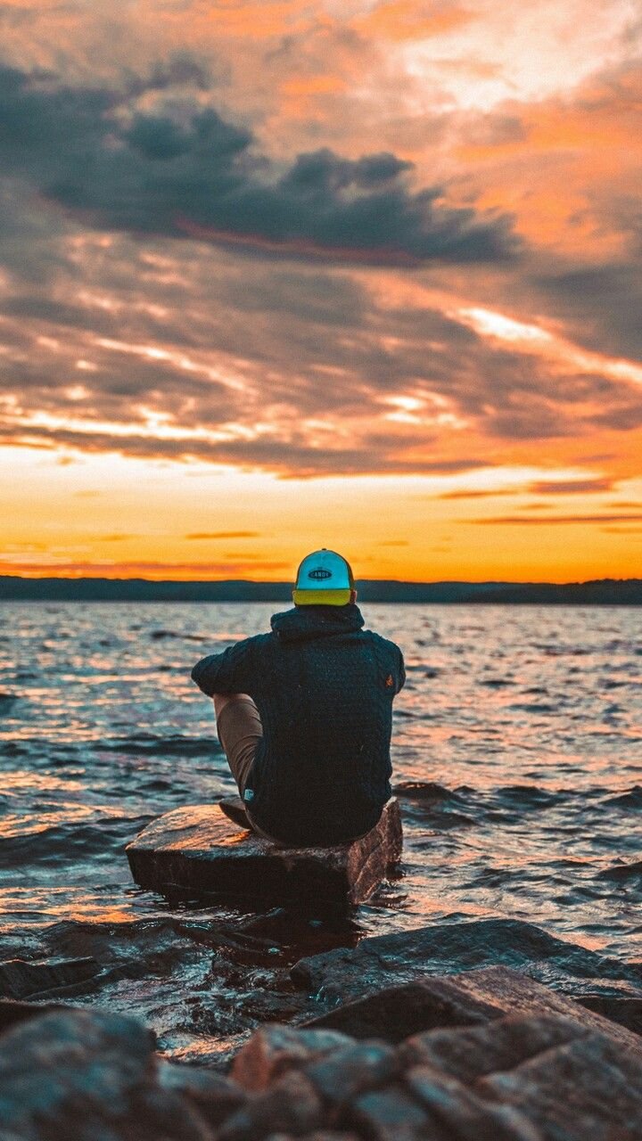 Человек в капюшоне у моря