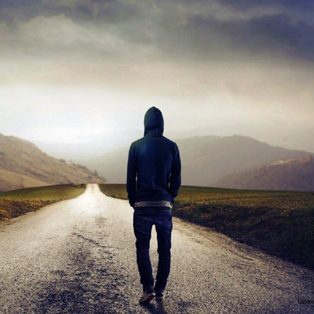 Парень уходит в даль