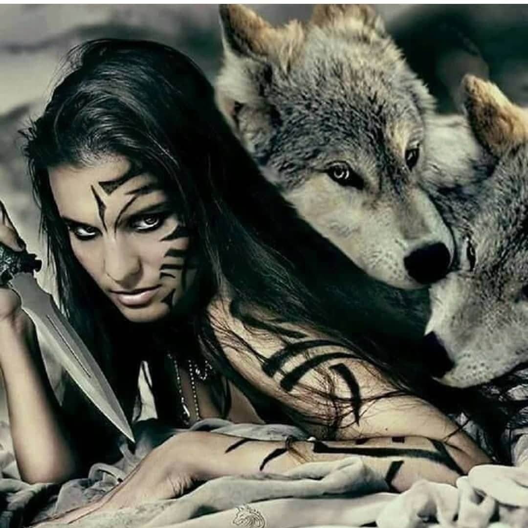 Девушка с волком