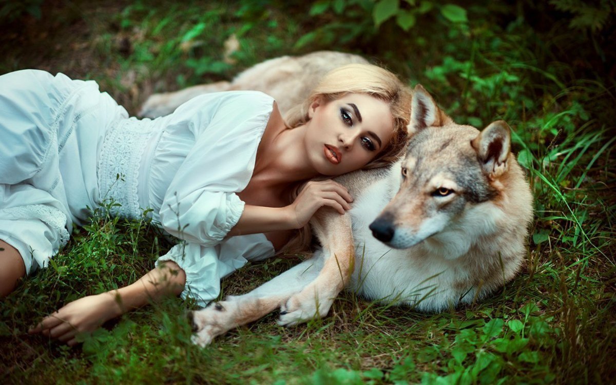 Красивая девушка с волком