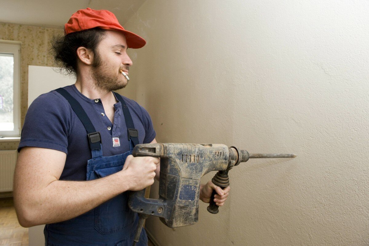 Мужчина с перфоратором