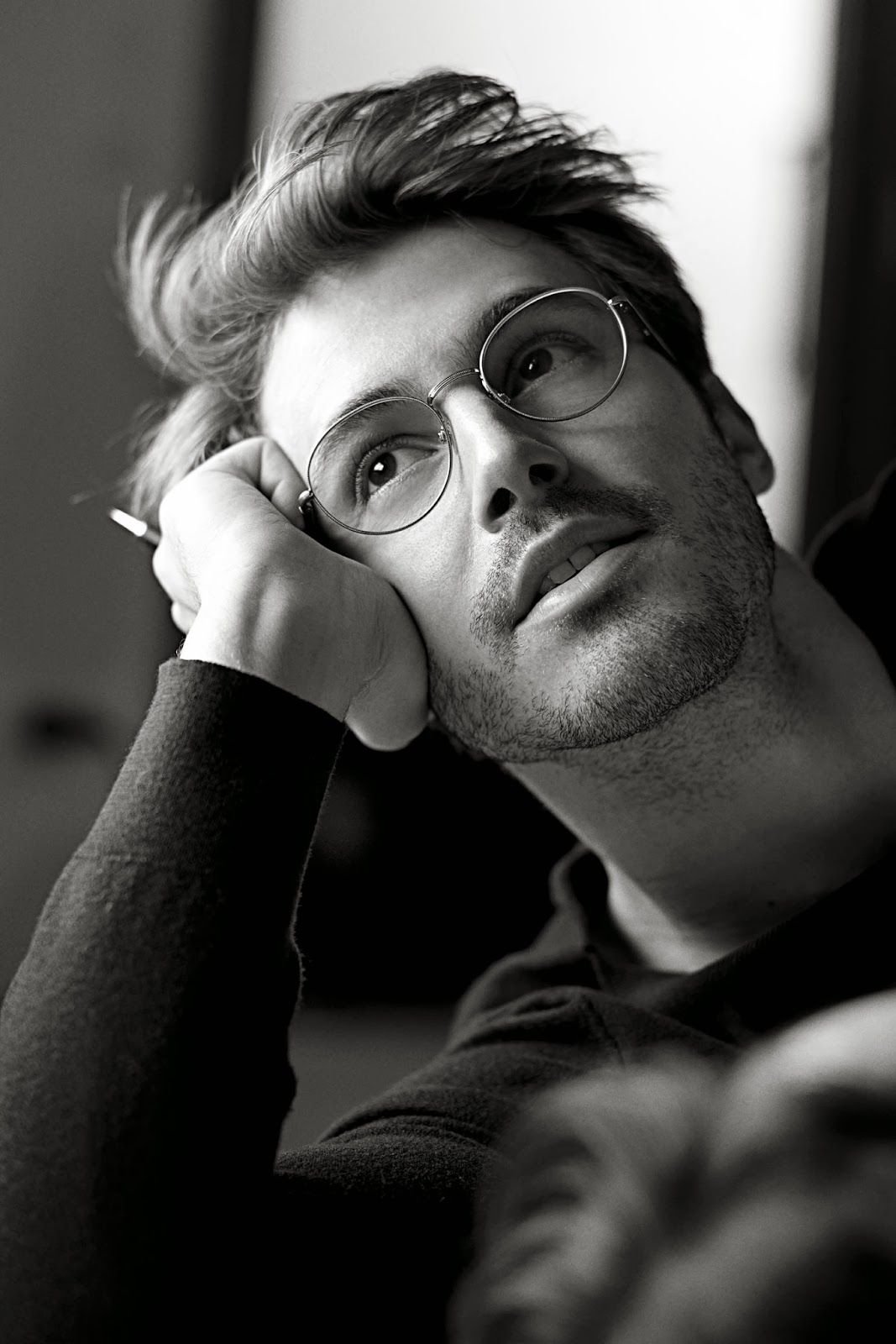 Красивый мужчина в очках