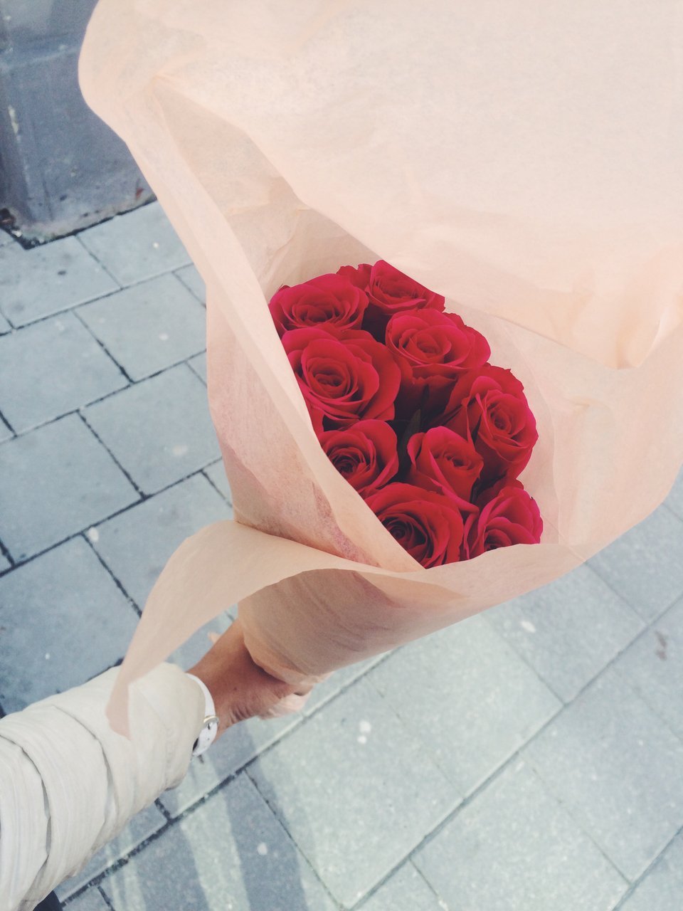 Девушка с розой в руках