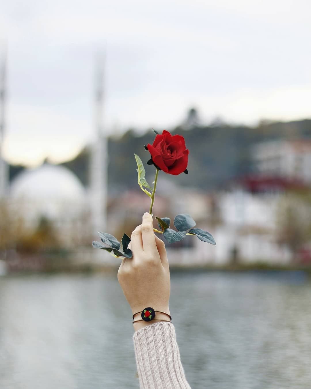 Цветочек в руке