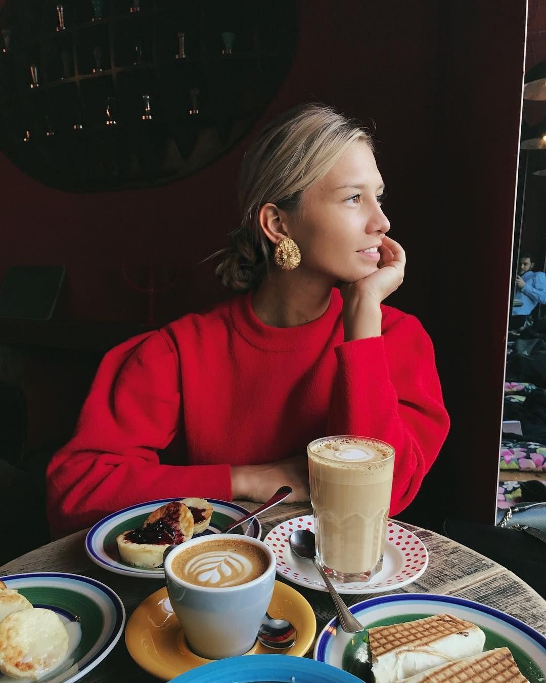 Девушка в кофейне