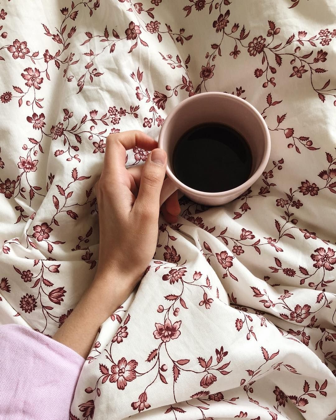 Чашка кофе в руках