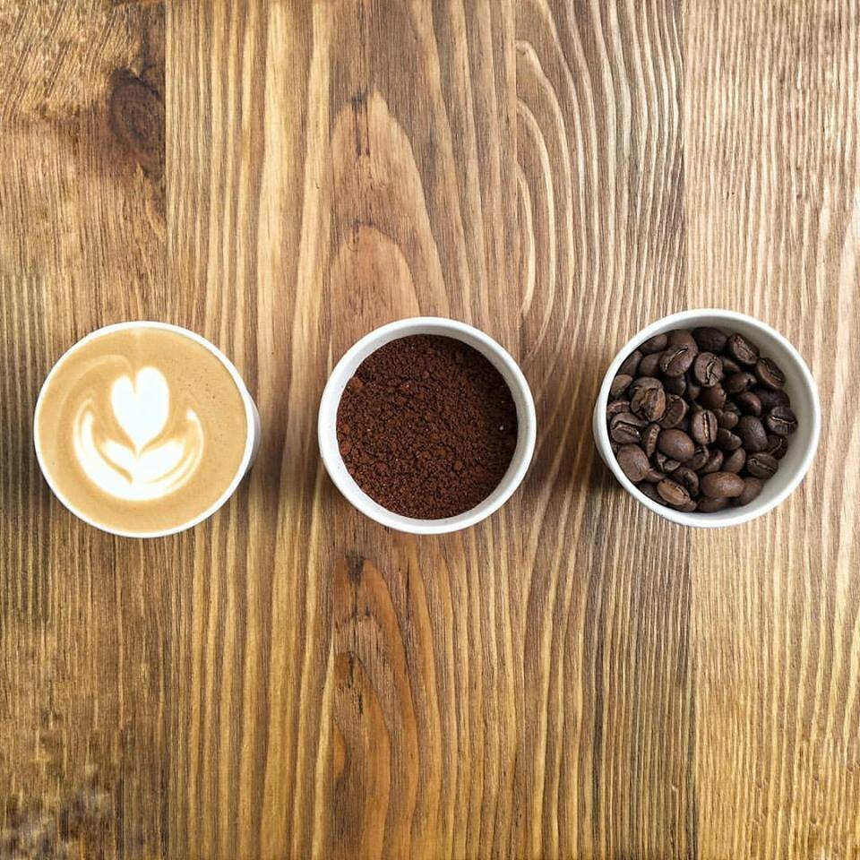 Стаканчик кофе с зернами