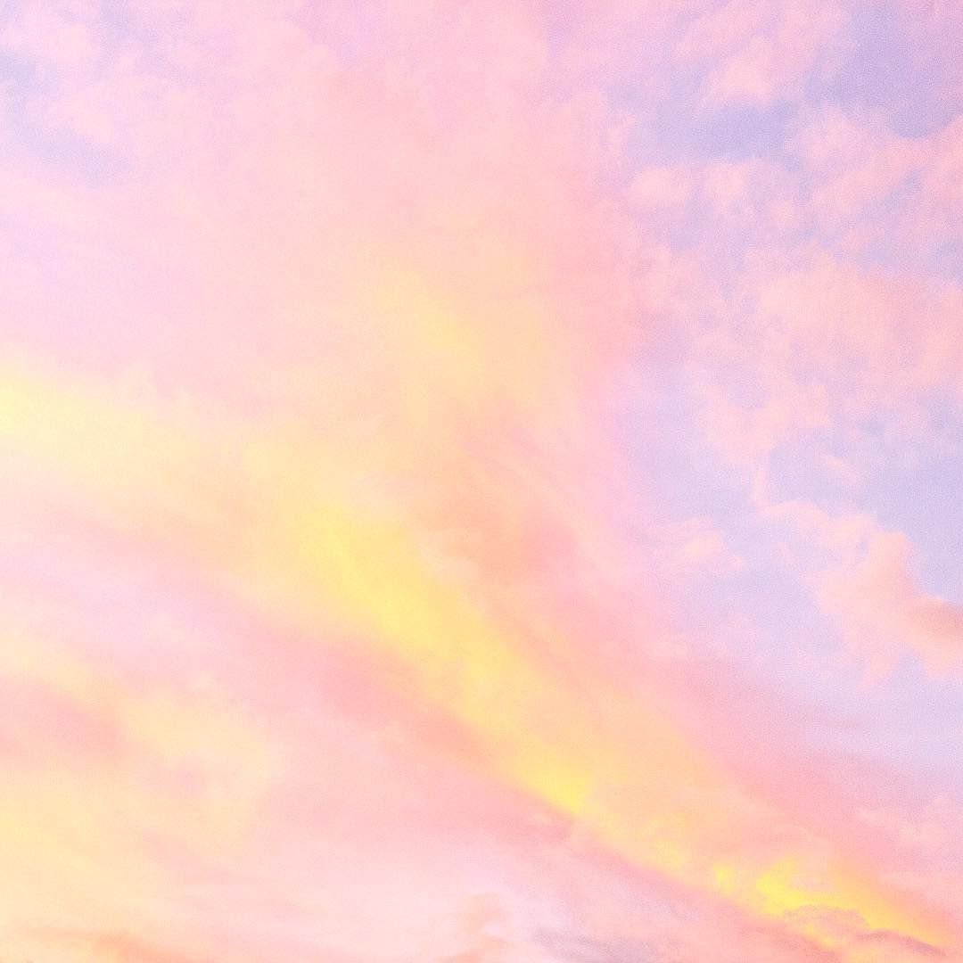 Желто розовые облака