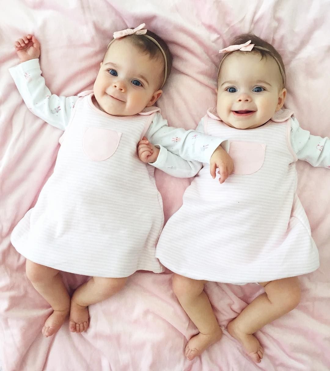 Близняшки девочки маленькие