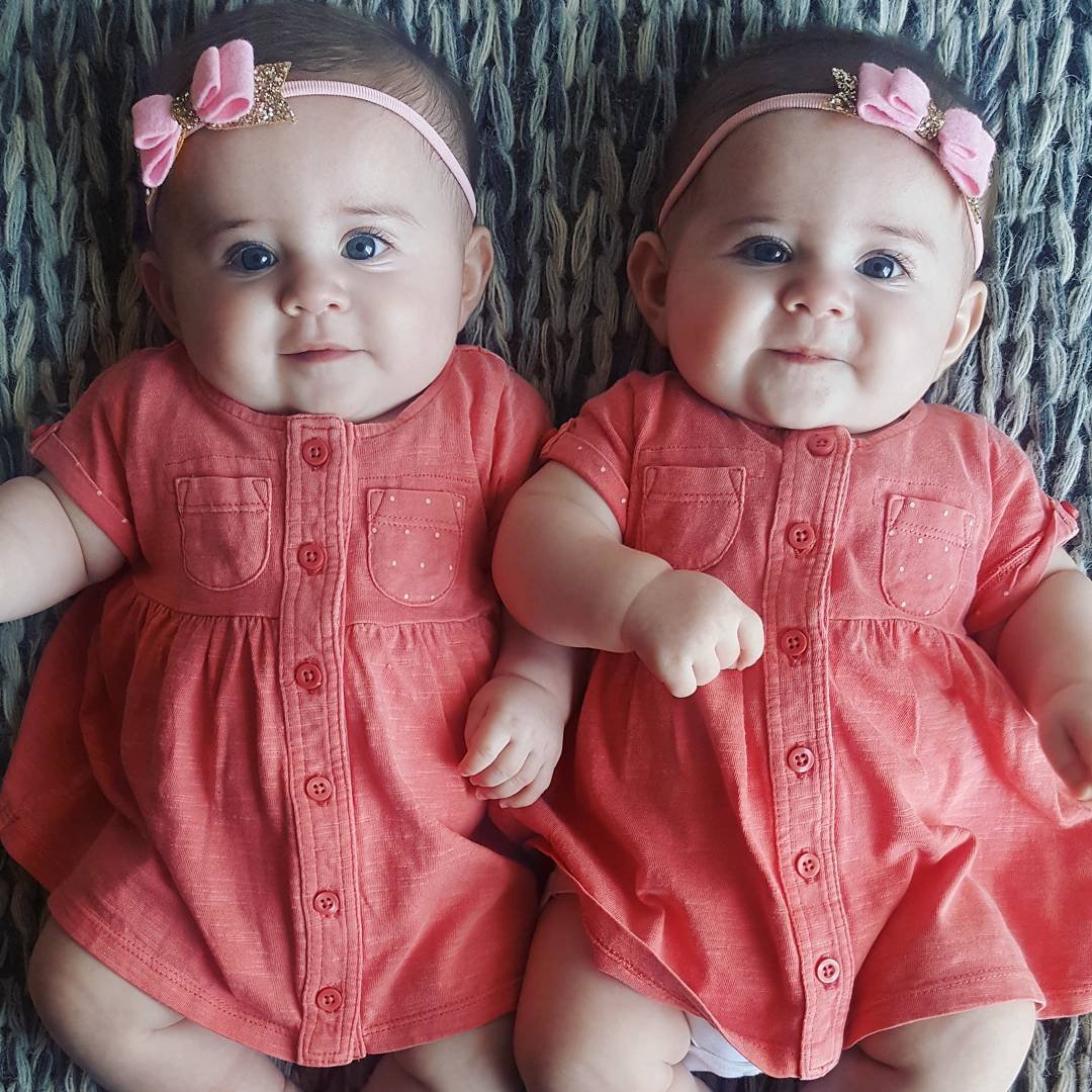 Двойня девочки