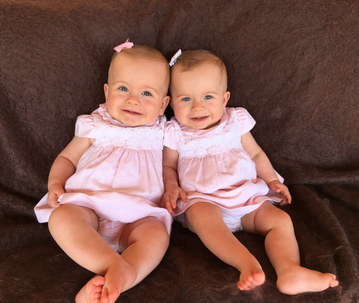 Две девочки двойняшки