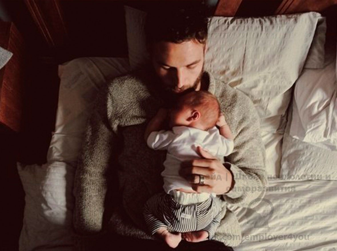 Папа снится дочке. Мужчина с ребенком. Мужчина с ребенком на руках. Мужчина с младенцем. Парень с малышом.