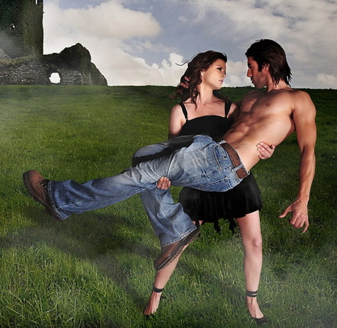 Женщина несет мужчину