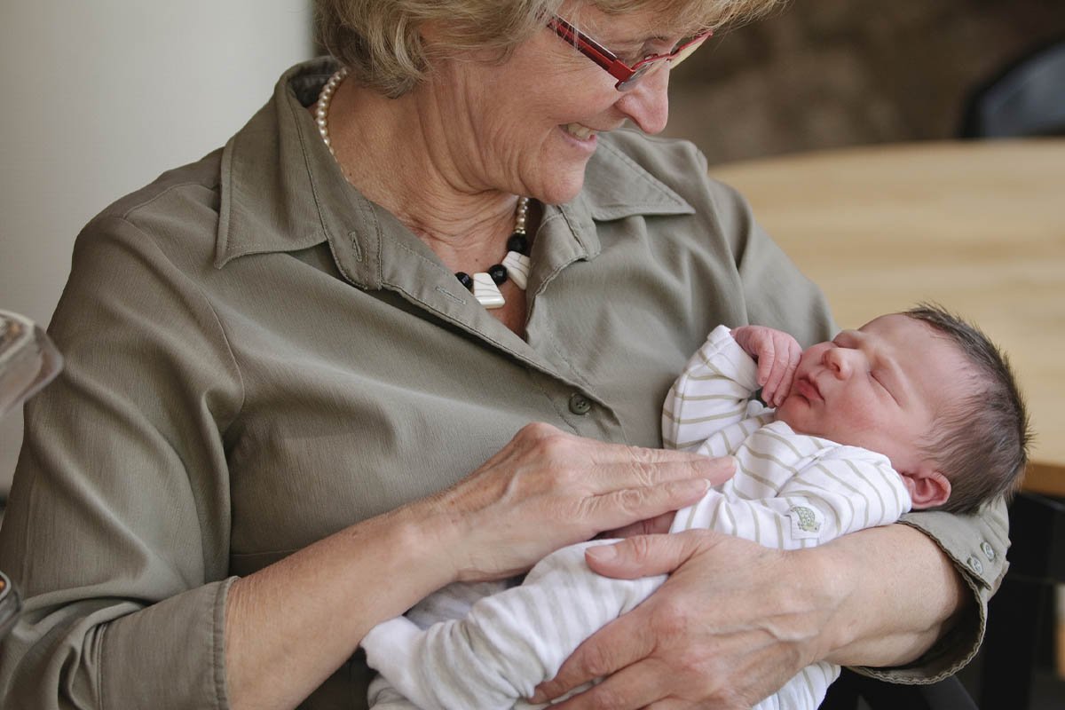 Бабушка с младенцем