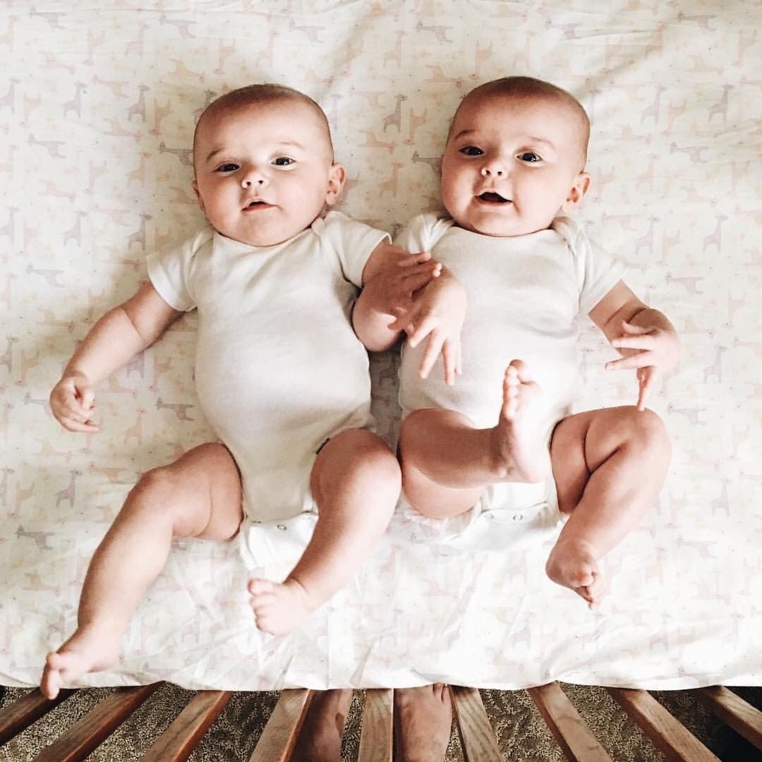 Малыши двойняшки