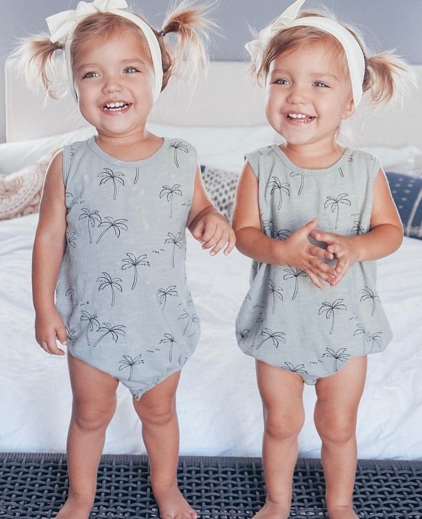 Девочки близняшки