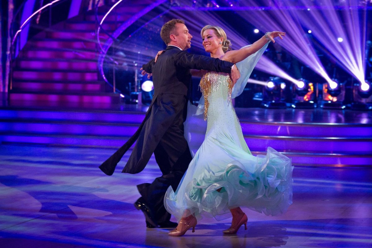 Танцующая пара на балу