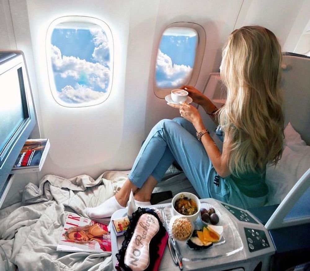 Девушка в самолете